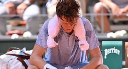 Sinner gục ngã ngay vòng 2 Roland Garros