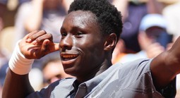 Tay vợt 17 tuổi, Moise Kouame viết tiếp câu chuyện cổ tích ở Roland Garros sau 5 set đấu