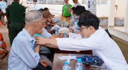 Người cao tuổi, người yếu thế vùng Đất Mũi được khám bệnh, đi “siêu thị 0 đồng”