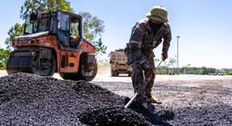 Người lao động phơi mình dưới cái nắng bỏng rát 40 độ C