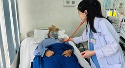 NGƯỜI THẦY THUỐC TRONG TÔI: Lặng thầm níu giữ sự sống