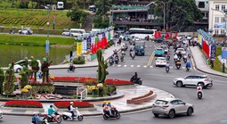 Kết thúc kỳ nghỉ lễ 30-4 và 1-5, du khách thong thả rời Đà Lạt