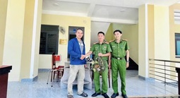 Bất ngờ phát hiện cá thể cu li quý hiếm leo dây điện trước nhà dân ở Gia Lai