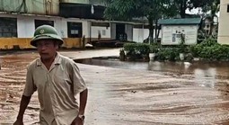 Sét đánh trúng nhà máy đường, gần 2.000 tấn mật mía tràn ra ngoài