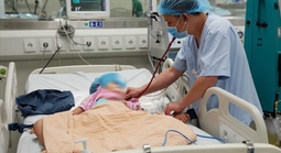 Bé 3 tuổi đuối nước ở bể bơi khi đi du lịch