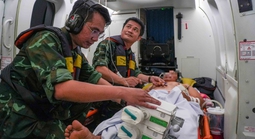 Trực thăng đưa 2 bệnh nhân từ Trường Sa Lớn về đất liền cấp cứu