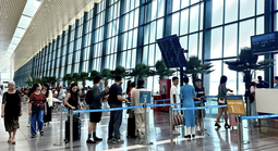 Người dân ùn ùn trở lại TPHCM sau lễ, giá vé máy bay từ Hà Nội vào Nam cao ngang dịp Tết