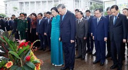 Tổng Bí thư, Chủ tịch nước Tô Lâm dâng hoa tưởng niệm Chủ tịch Hồ Chí Minh tại Singapore