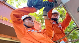 Chuyện những người giữ sáng giữa miền Trung bỏng rát