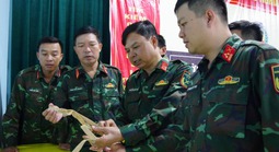 Lặng người trước hài cốt liệt sĩ cùng di vật ít ỏi vừa tìm thấy ở đồi Chôm Chôm 