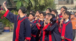 Thầy cô tự dựng tiết mục nhảy tặng học trò