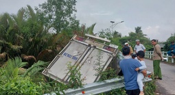 Hiện trường vụ xe tải rơi xuống kênh sau cú va chạm khiến nhiều người thót tim