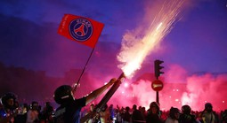 Cảnh Paris hỗn loạn trong đêm PSG đăng quang Champions League