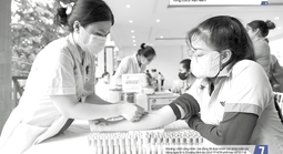 Báo in ngày 1-6: Chính thức bán xăng E10 toàn quốc