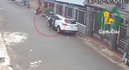 CLIP: Thót tim với bé trai 12 tuổi lái ô tô qua nhiều hẻm