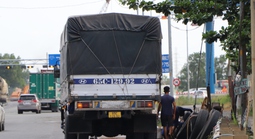 Tiệm sửa xe ngay trên đường dẫn cao tốc TPHCM - Trung Lương