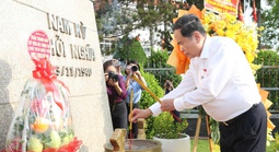 Chủ tịch Quốc hội dâng hương tại Di tích "Địa điểm Dinh Quận Hóc Môn", TPHCM