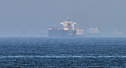 Truyền thông Iran nói tàu chiến Mỹ trúng tên lửa ở eo biển Hormuz, Mỹ lên tiếng