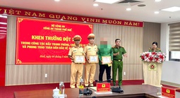Quật ngã tên trộm ngay giữa cầu, tài xế xe ôm cùng 2 CSGT được khen thưởng