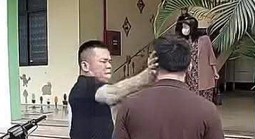 VIDEO: Tài xế xe ô tô bị phụ huynh tát vào mặt tại trường mầm non