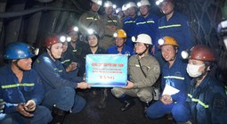 Chủ tịch Tổng LĐLĐ Việt Nam thăm, tặng quà công nhân than đang làm việc dưới hầm lò