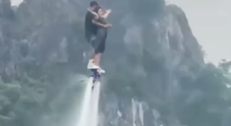 Khách du lịch và vận động viên biểu diễn flyboard chìm xuống hồ ở Ninh Bình