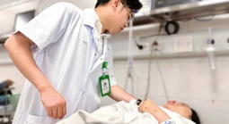 Thông tin từ bệnh viện về sức khỏe người phụ nữ sau khi được gần 20 người nâng xe buýt cứu
