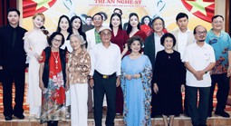 NSND Thanh Hoa tri ân những thanh xuân lặng lẽ của sân khấu âm nhạc tại TP HCM