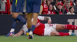 CĐV Arsenal nổi giận vì pha “chơi bẩn” của sao Atletico Madrid