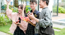Nắng nóng kéo dài, nhiều người nán lại xé nhãn chai nước sau khi giải khát