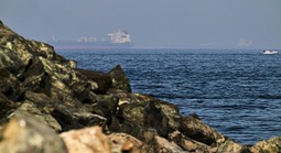 Mỹ ngừng chiến dịch hướng dẫn tàu thuyền qua eo biển Hormuz