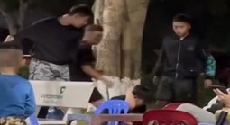 Xôn xao clip nam thanh niên bị nhóm người đánh tới tấp tại công viên