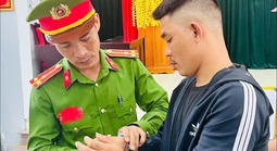 Người đàn ông bị bắt sau vụ đập phá, gây rối tại tiệm tạp hóa ở Quảng Trị