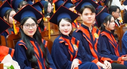 Hơn 800 sinh viên ngành luật đầu tiên tại Huế được đào tạo song ngữ tốt nghiệp