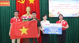 Trao cờ Tổ quốc cho chiến sĩ và người dân khu vực biên giới ở Cà Mau