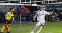 Neymar xuống nước, xin lỗi con trai Robinho