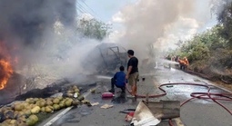 VIDEO: Xe khách đâm trực diện xe bồn chở dầu tại Indonesia, khói lửa kinh hoàng