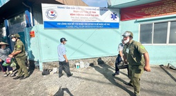 Buôn bán tràn lan trước cổng bệnh viện, nhiều trường hợp bị xử phạt