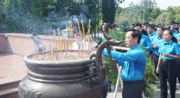 Đoàn viên, cán bộ Công đoàn tiêu biểu dâng hương tưởng nhớ các anh hùng liệt sĩ tại Côn Đảo