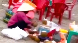 Người phụ nữ gom nước dừa thừa gây hiểu lầm ở khu du lịch