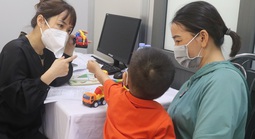 Trẻ dưới 6 tuổi được khám sức khỏe hằng năm, có tầm soát tự kỷ