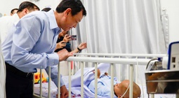 Thứ trưởng Bộ Y tế thăm bé trai 2 tuổi bị bạo hành