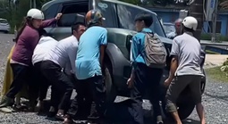 Khoảnh khắc người dân hợp sức nâng ô tô, cứu nữ sinh mắc kẹt dưới gầm