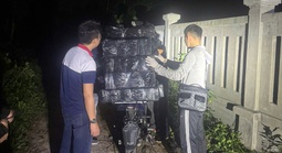 Kẻ cảnh giới cùng đối tượng chở 140 kg pháo hoa nổ sa lưới