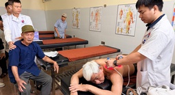 Bác sĩ tuyến trung ương về xã khám miễn phí cho người có công