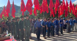 Sắc đỏ giữa đại ngàn