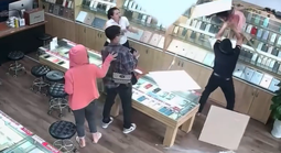 VIDEO: Thót tim em bé rơi xuyên qua trần thạch cao khi tìm đồ chơi