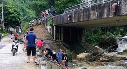 Ô tô chở dầu mất phanh tông vào lan can cầu, tài xế văng xuống suối tử vong
