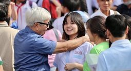 Muôn màu cảm xúc của thí sinh TPHCM sau ngày đầu thi lớp 10