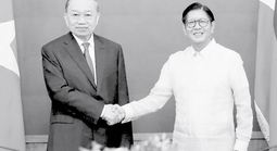 Báo in ngày 2-6: Trước cổng trường thi